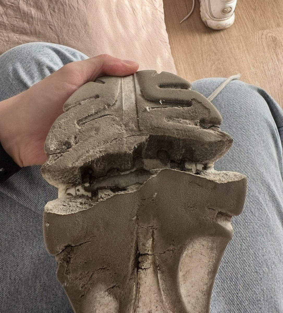 Kann man noch tragen, oder? 🥹😂 Wird Zeit für Neue. Hab mich schon gewundert, warum die so luftig innen auf einmal sind 😂