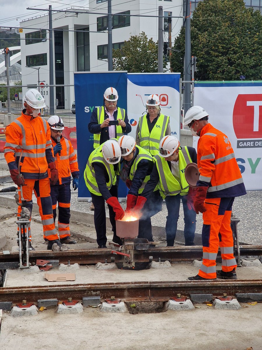 La première soudure de rail sur le tramway T10 : c’est fait 🚋✅

Un temps fort pour cette future ligne qui reliera la Gare de Vénissieux à Gerland via Saint-Fons, et un moment symbolique pour les équipes qui œuvrent pour concrétiser le projet