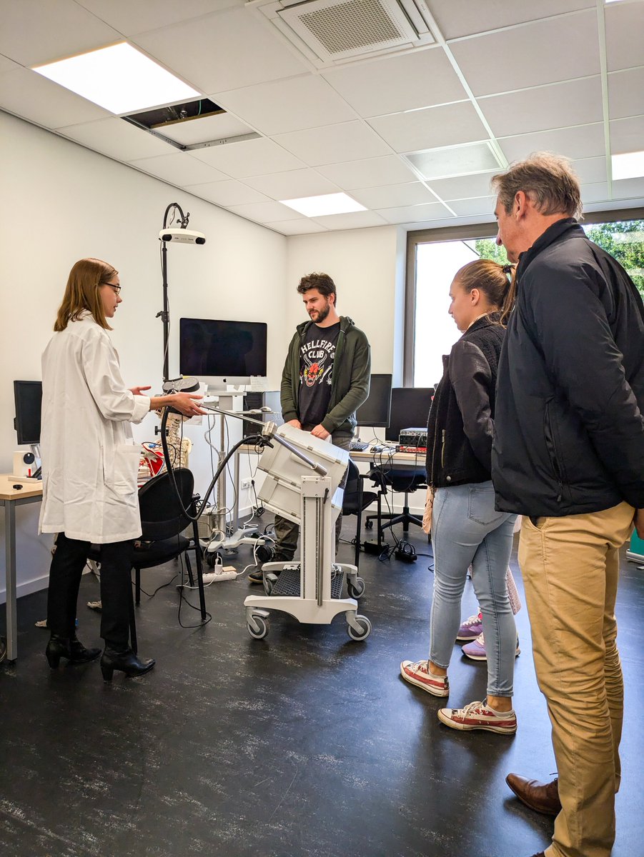 Faculteit Revalidatiewetenschappen (@fac_revalidatie) on Twitter photo 6/10/2024 kon je tijdens Open Bedrijvendag, een bezoekje brengen aan onze faculteit. Mede georganiseerd door <a href="/PomLimburg/">POM Limburg</a> .
Je kon onder andere het nieuwe gebouw bezoeken, leren hoe het skelet ineen zit en heel wat onderzoeksdemo's bijwonen. Een leerrijke dag in goed gezelschap! 6/10/2024 kon je tijdens Open Bedrijvendag, een bezoekje brengen aan onze faculteit. Mede georganiseerd door <a href="/PomLimburg/">POM Limburg</a> .
Je kon onder andere het nieuwe gebouw bezoeken, leren hoe het skelet ineen zit en heel wat onderzoeksdemo's bijwonen. Een leerrijke dag in goed gezelschap!