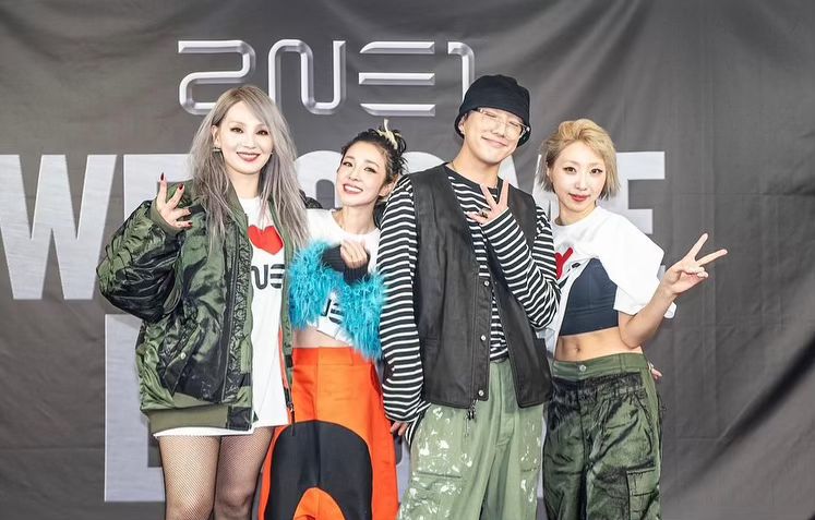 YG Family the originals
we almost got 4/4 WINNER in one frame 😭 but atleast 4/4 WINNER all out support for 2NE1 noonas 🥹💙

#WELCOMEBACK_2NE1
#WINNER #위너 <a href="/yginnercircle/">OFFICIAL INNER CIRCLE</a> 
#김진우 #이승훈 #송민호 #강승윤