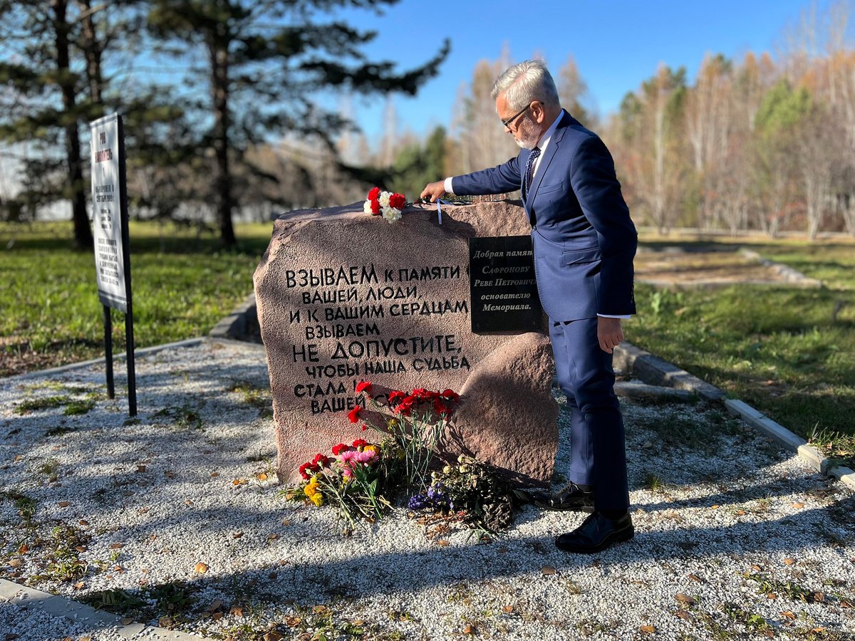 PLinRussia's tweet photo. 6.10. с. г. Посол Польши в РФ К. Краевски вместе с Генконсулом Польши в Иркутске К. Свидерек возложил цветы на Мемориале Пивовариха в месте, где находился польский памятник, демонтированный российскими властями. Посол также возложил цветы на месте срезанного литовского креста. https://t.co/QTFe1sgP3L