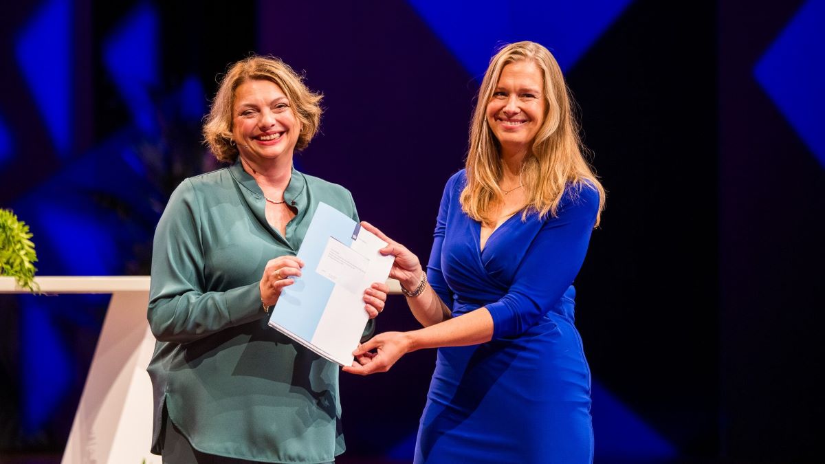 Wij genieten na van het #KNB-congres Experience the future! En we gaan een zonnige toekomst tegemoet, want onze samenwerking met de <a href="/Belastingdienst/">Belastingdienst</a> hebben we tot 2030 bezegeld met een convenant. Dat vierden we vrijdag ook op het podium.🥂