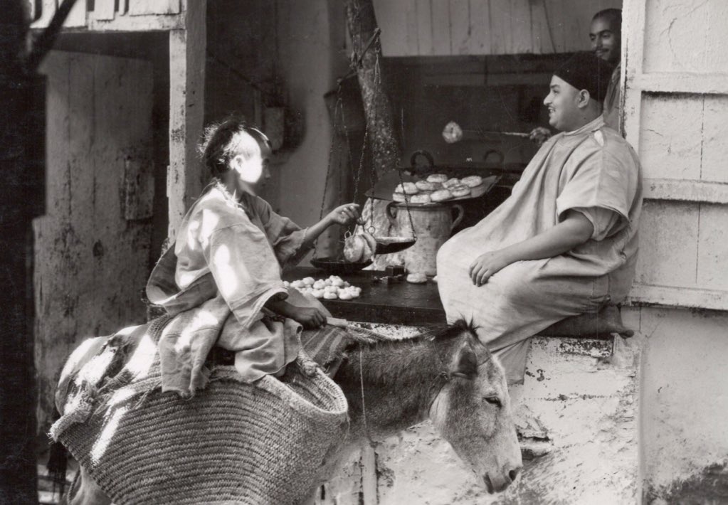 ۞  • « Sfenj » sellers in ancient Morocco 🇲🇦

Crunchy on the outside and soft on the inside, sfenj is Morocco's most addictive and popular salty delight, often sold in markets.