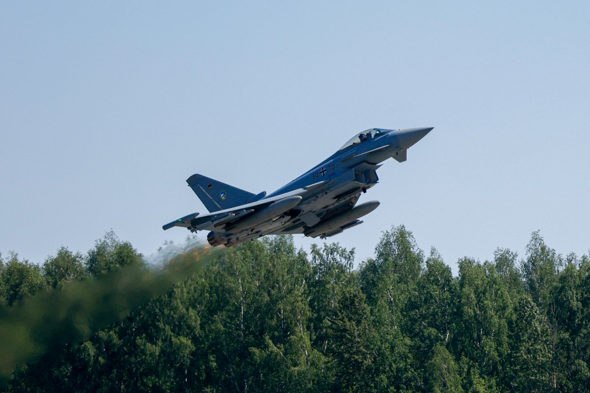 Aizvadītajā nedēļā notika divi NATO gaisa telpas patrulēšanas misijas lidojumi, lai reağētu uz potenciālu apdraudējumu Latvijas gaisa telpā. Vienā lidojumā atpazīts Krievijas lidaparāts, bet otrā apdraudējums netika konstatēts. #StrongerTogether 

📷 Armīns Janiks, AM