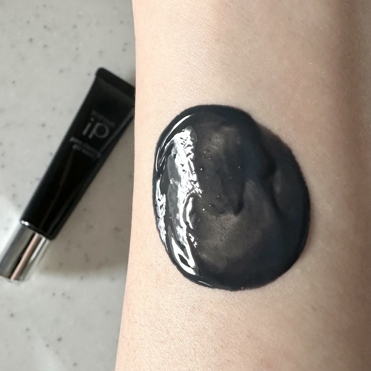 asamico_'s tweet photo. 鼻周りに毎日使ってみるとどうなるかな？と、1.7倍サイズを使い始めて３週間程経過。うーん、劇的な変化はないですが滑らかになるのは確かです✨
メラニン毛穴を明るくすること難しそうなので、まずは、角栓が詰まらないようにするを1番の目標として、続けて使っていきます🙋‍♀️
#毛穴ケア #ソフィーナiP https://t.co/nRWrRJeCi0