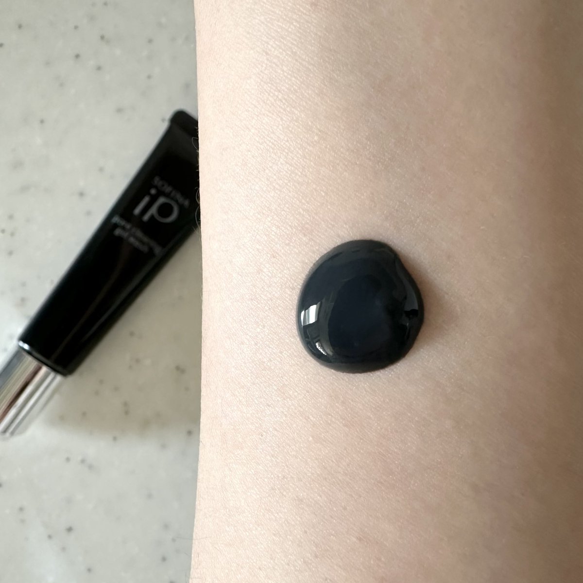asamico_'s tweet photo. 鼻周りに毎日使ってみるとどうなるかな？と、1.7倍サイズを使い始めて３週間程経過。うーん、劇的な変化はないですが滑らかになるのは確かです✨
メラニン毛穴を明るくすること難しそうなので、まずは、角栓が詰まらないようにするを1番の目標として、続けて使っていきます🙋‍♀️
#毛穴ケア #ソフィーナiP https://t.co/nRWrRJeCi0