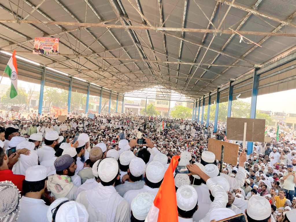 Aftabnuh's tweet photo. वीडियो बनाकर पैगंबर हज़रत मुहम्मद (SAW) साहब के खिलाफ बयानबाजी कर धार्मिक उन्माद पैदा करने का षड्यंत्र रचने का प्रयास दुर्भाग्यपूर्ण, दुःखद और ��ोर आपत्तिजनक है!

नूंह में आज सभी ने मिलकर इसका विरोध दर्ज कराया, लेकिन BJP राज में ऐसे षड्यंत्र आम हो गए हैं क्योंकि बीजेपी सरकार इनपर कोई भी गंभीर और जरूरी कानूनी कार्रवाई नहीं कर पाई है!

ऐसे गैर जिम्मेदार लोगों के खिलाफ कठोर और सख्त कानूनी कार्रवाई तत्काल प्रभाव से अम्ल में लाने की मांग है!
#ProphetMuhammad_ﷺ