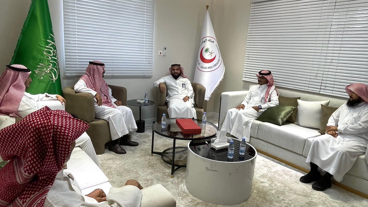 Tabukmedia's tweet photo. 📲  #أخبار الملتقى |

أستضافت هيئة الهلال الاحمر السعودي بمنطقة #تبوك أمين وأعضاء الملتقى الاعلامي بتبوك ، حيث اطلعوا على عمل المركز وإبراز التقنيات المتوفرة لحوكمة الرحلة الإسعافية.

كما تم مناقشة أبرز المشاريع الاستراتيجية للمنطقة بحضور مدير عام الفرع بالمنطقة أ / نواف العنزي. https://t.co/eYJ7pxrBsi