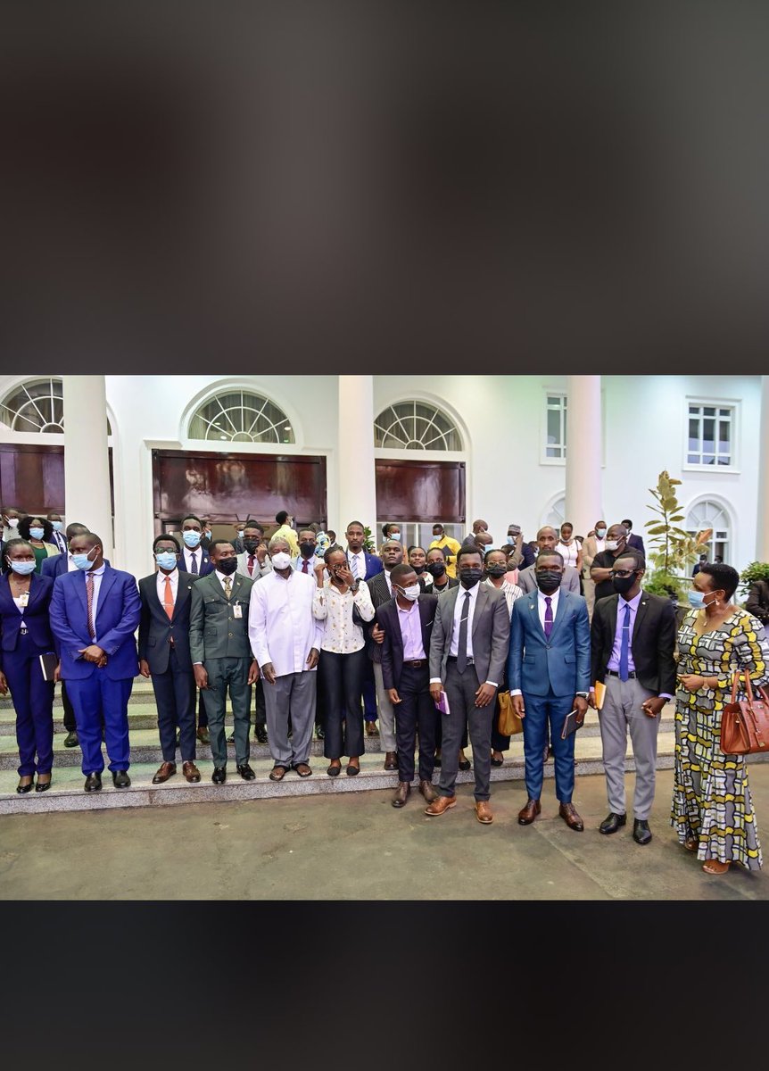 hanah_terisah's tweet photo. @africa_kwetu was privileged to be among the 7 youth groups that were invited by @edthnaka to meet the President @KagutaMuseveni to deliberate on issues concerning the youth of this country. H/E shared 4 major things, dev’t, wealth creation, service delivery and job creation. https://t.co/SjxntcZCeo