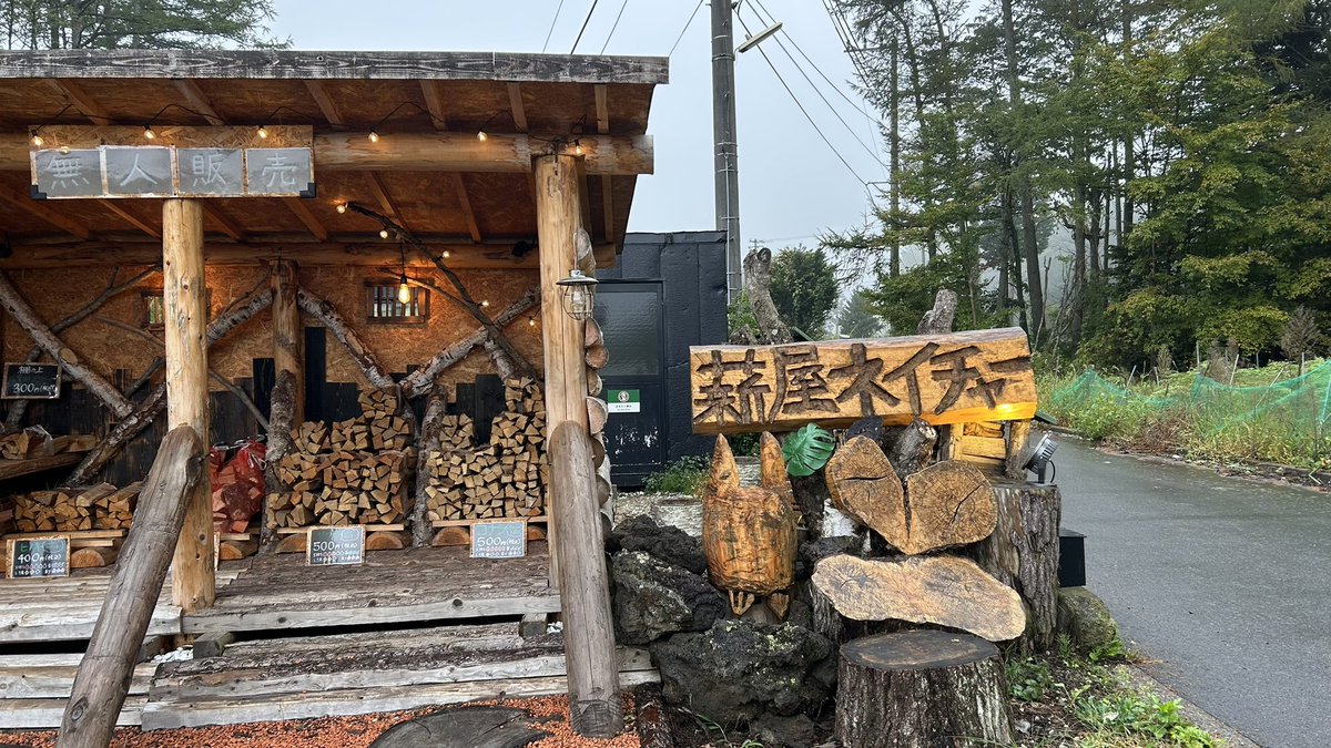 shingo_ZC32S's tweet photo. 週末はキャンプアンドキャビンズ山中湖へ
那須も含めて初のハロウィン参加
雨キャンだったけど電源のおかげで問題無し
今回は鎌倉天幕ハイドアウト02にエリクサー2とフカヅメカンガルーを配置
幕内は撮り忘れちゃった
薪屋ネイチャーさんにも行けたし満足(雨で焚き火は出来なかったけど…) https://t.co/m79lCAgWhF