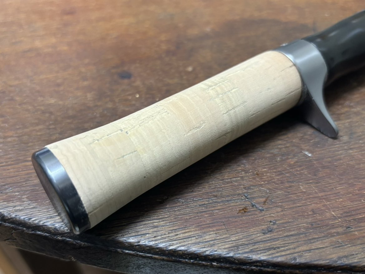 l_r_factory's tweet image. 《NKNKUDI様分》

【M-AIRE MG-45LG UD】

《作業内容》
☆既存コルクリアグリップ部のコルクを取り外しカーボンパイプで20mm延長。
☆AAAコルクリングを接着・成形して装着。
※グリップエンドは既存の物を使用。

詳細↓
instagram.com/p/DAz9pW6PGXZ/…

#lr_custom_rod
#customrod
#カスタムロッド