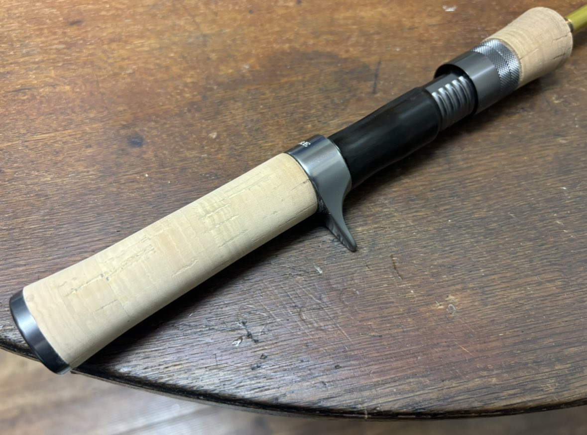 l_r_factory's tweet image. 《NKNKUDI様分》

【M-AIRE MG-45LG UD】

《作業内容》
☆既存コルクリアグリップ部のコルクを取り外しカーボンパイプで20mm延長。
☆AAAコルクリングを接着・成形して装着。
※グリップエンドは既存の物を使用。

詳細↓
instagram.com/p/DAz9pW6PGXZ/…

#lr_custom_rod
#customrod
#カスタムロッド