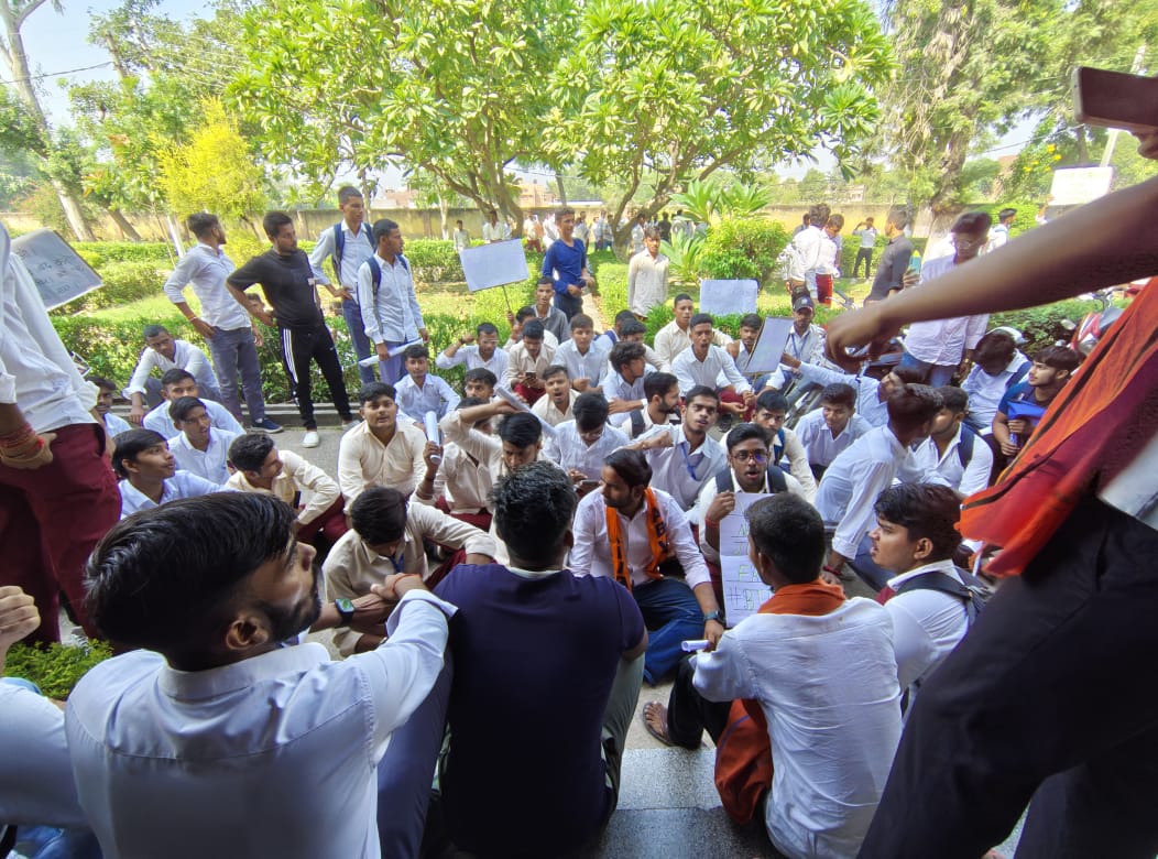 abvp_baghpat's tweet photo. दिगम्बर जैन पॉलीटेक्निक में चल रही अनियमिताओं के खिलाफ विद्यार्थी परिषद का सैकड़ो छात्रों के साथ धरना जारी
@BagpatDm 
@dgpup 
@UPGovt 
@myogiadityanath 
@ANI 
@baghpat_sp 
@ABVPVoice https://t.co/AZmv58zR1v