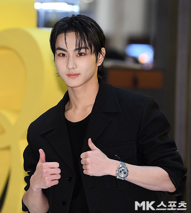 enhypenupdates's tweet photo. Jungwon at Breitling's 140th Anniversary Pop-up Event | K-media Photo (5)

@ENHYPEN_members @ENHYPEN #ENHYPEN #엔하이픈 #JUNGWON #정원 https://t.co/r1EKJ9H2Eo