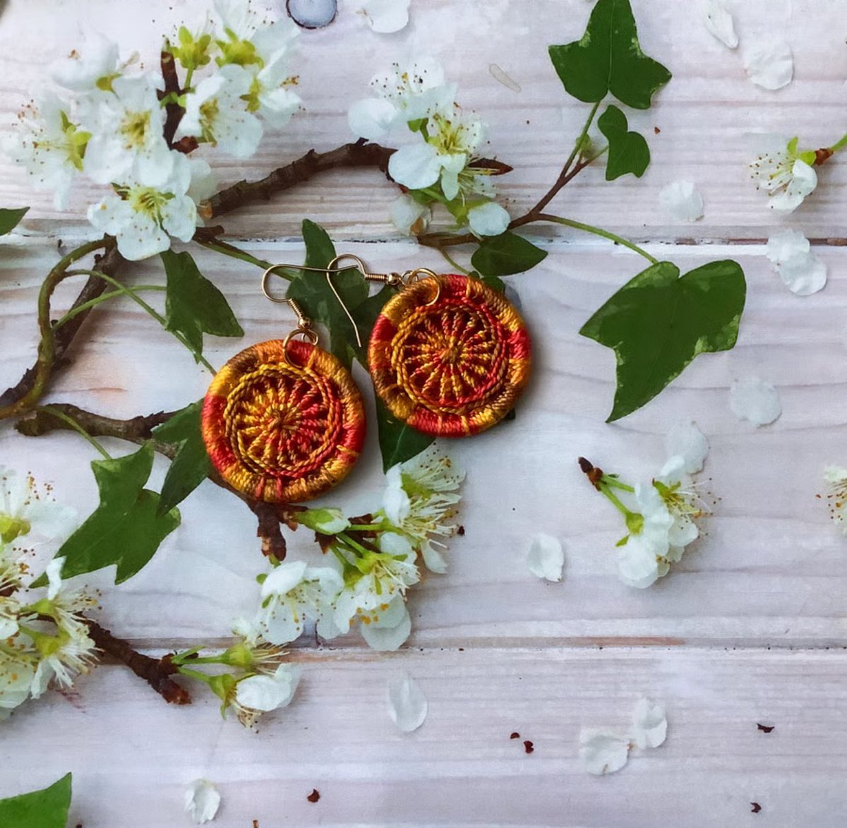 BoostersTbch's tweet photo. Beautiful shades of brown gold and orange in these Dorset Bitton earrings.
Handcrafted by @rainbowsnmore63
https://t.co/QR4qk8ieHO
#CGArtisans #Dorsetbutton #EarlyBiz https://t.co/o28uxUmJdc