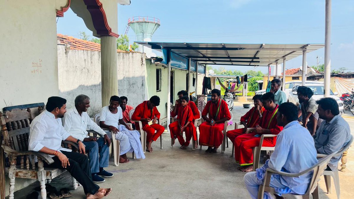 Balaramoffcl's tweet photo. *రాష్ట్ర అధ్యాపకుల సంఘం ప్రధాన కార్యదర్శిగా బలరాం జాదవ్ గారు ఏకగ్రీవంగా ఎన్నికయ్యారు అని తెలిసి నేరడిగొండ మండలం పెద్ద బొగ్గారం గ్రామానికి చెందిన యువకులు ఇంటికి వచ్చి శాలువాతో సన్మానించి శుభాకాంక్షలు తెలిపారు* https://t.co/Va4nzdPBH8