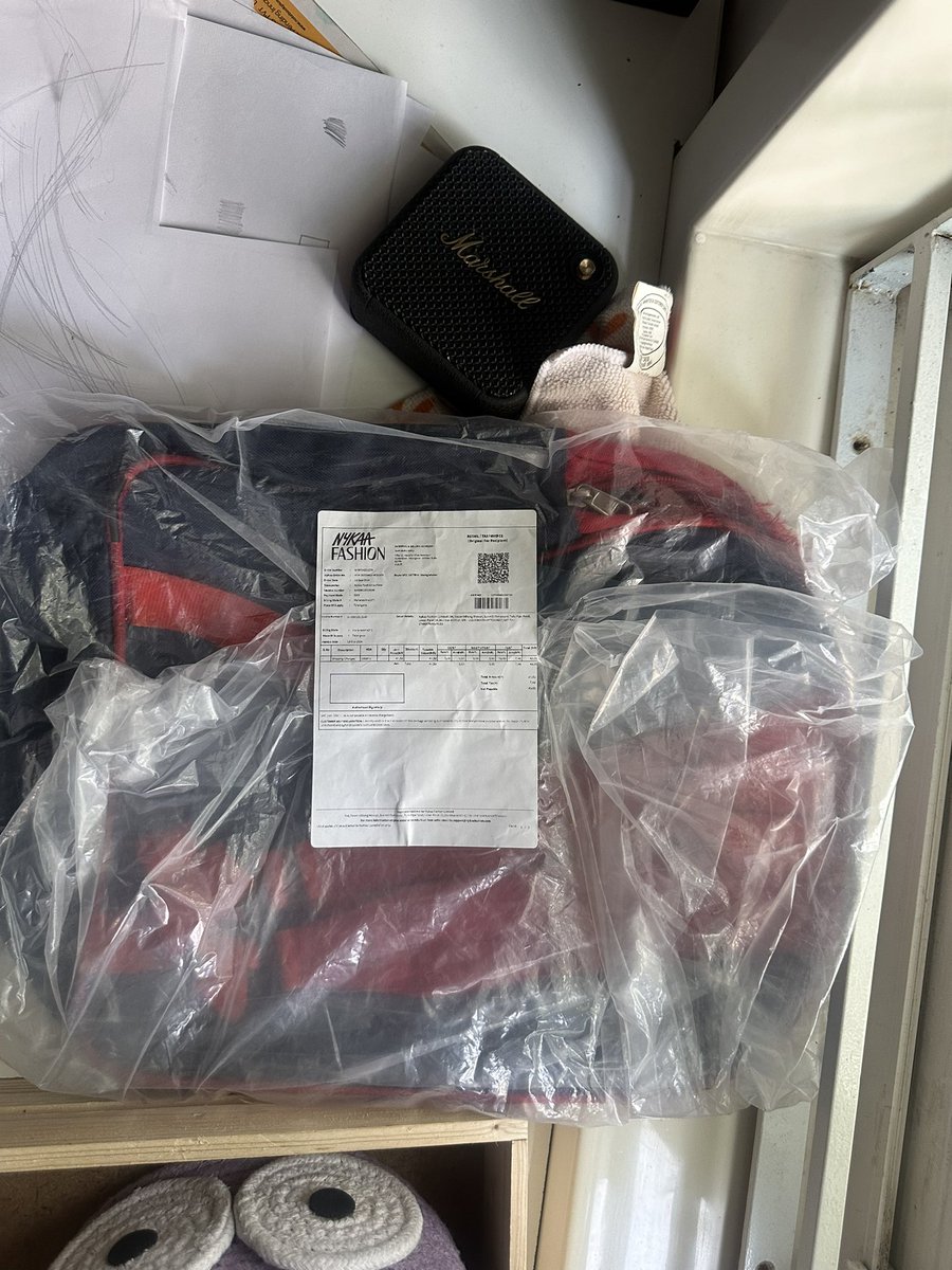 rudrakshareddy's tweet photo. @nykaafashion @help_delhivery 
 Thread 1
Its sad to see how u guys put resources in making money, but don’t give a shit about Customer Service. I ordered a bag and received completely wrong item. Never opened the seal too. U rejected my return, made me follow ur team 4 times. https://t.co/xZdfyurbZZ