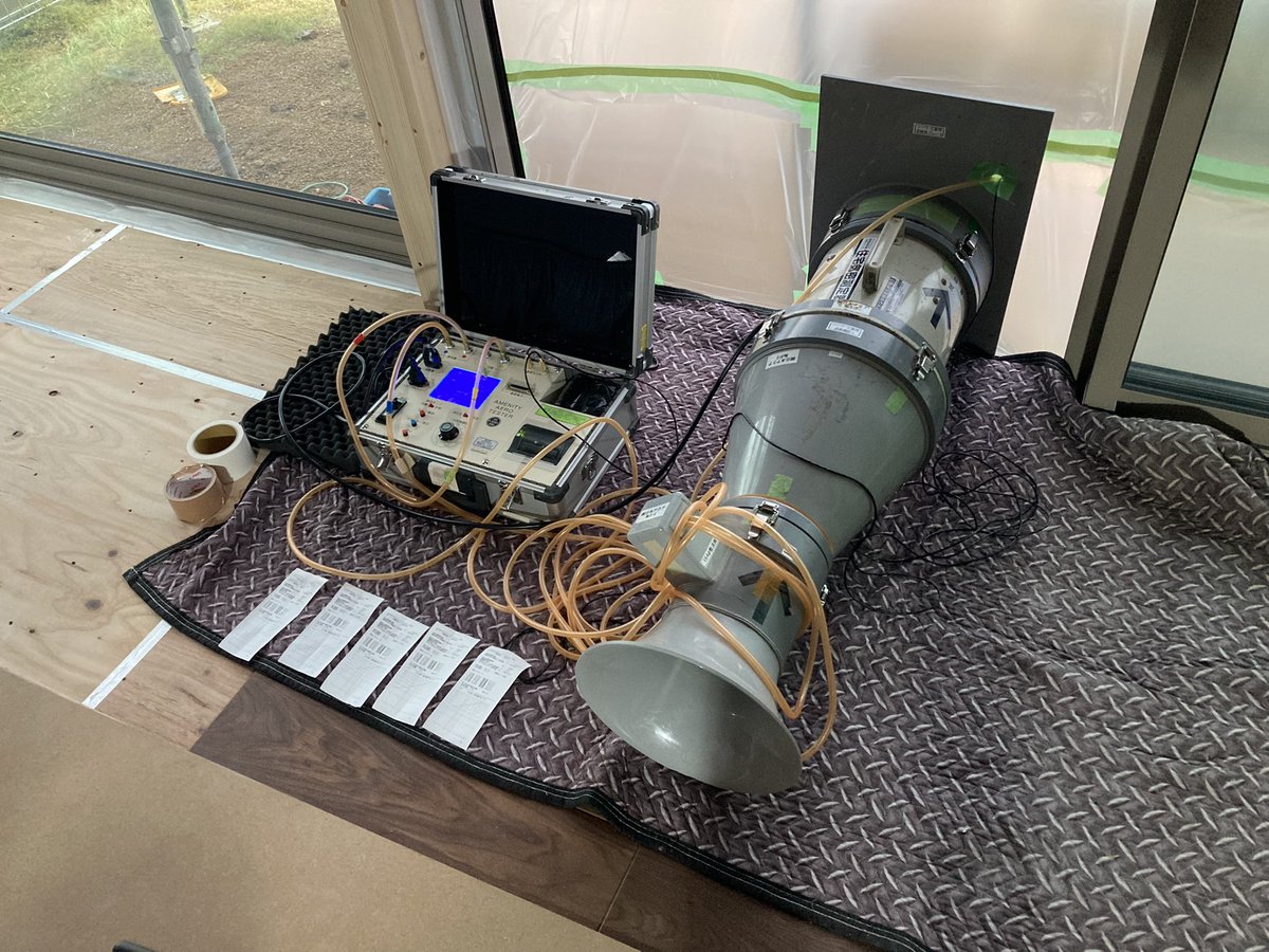 本日中間気密測定でした。
結果はC値1.6。
希望は1.0を切れればとしていましたが、そこまで拘らないというところでこれで。
私の建てるエリアでシャーウッド、スーペリア仕様は一例目なのでノウハウが少ないことが大きな要因かもしれません。