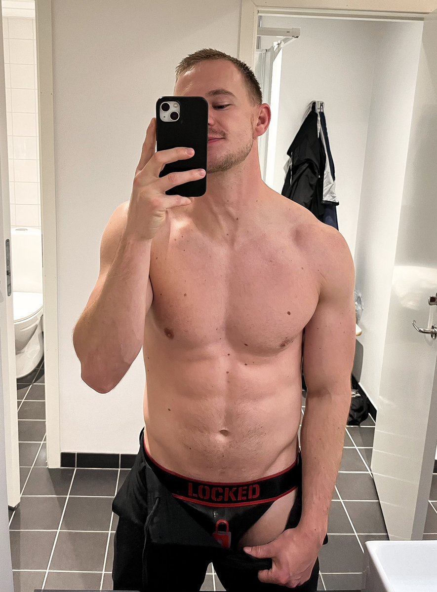 swedishjock's tweet photo. It’s the most wonderful time of the year🔐abs the comfiest rubber jocks I’ve worn, now wearing rubber at the office thanks to @invinciblerubbr https://t.co/g5Yy2nmx5G