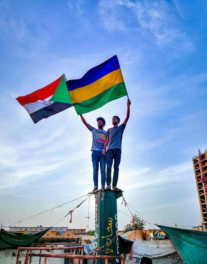 MShafaga's tweet photo. خرجوا
وما نزع الرصاصُ قلوبهم
بل زاد جمرَ مُضِيِّهِم فتسعَّروا
سالوا دماءً
واستفاضوا أنفُسًا
وقَضَوا حياتهُمُ
.. ولم يتقهقروا
#ديسمبر_باقية_وستنتصر https://t.co/eaHnHpjv44
