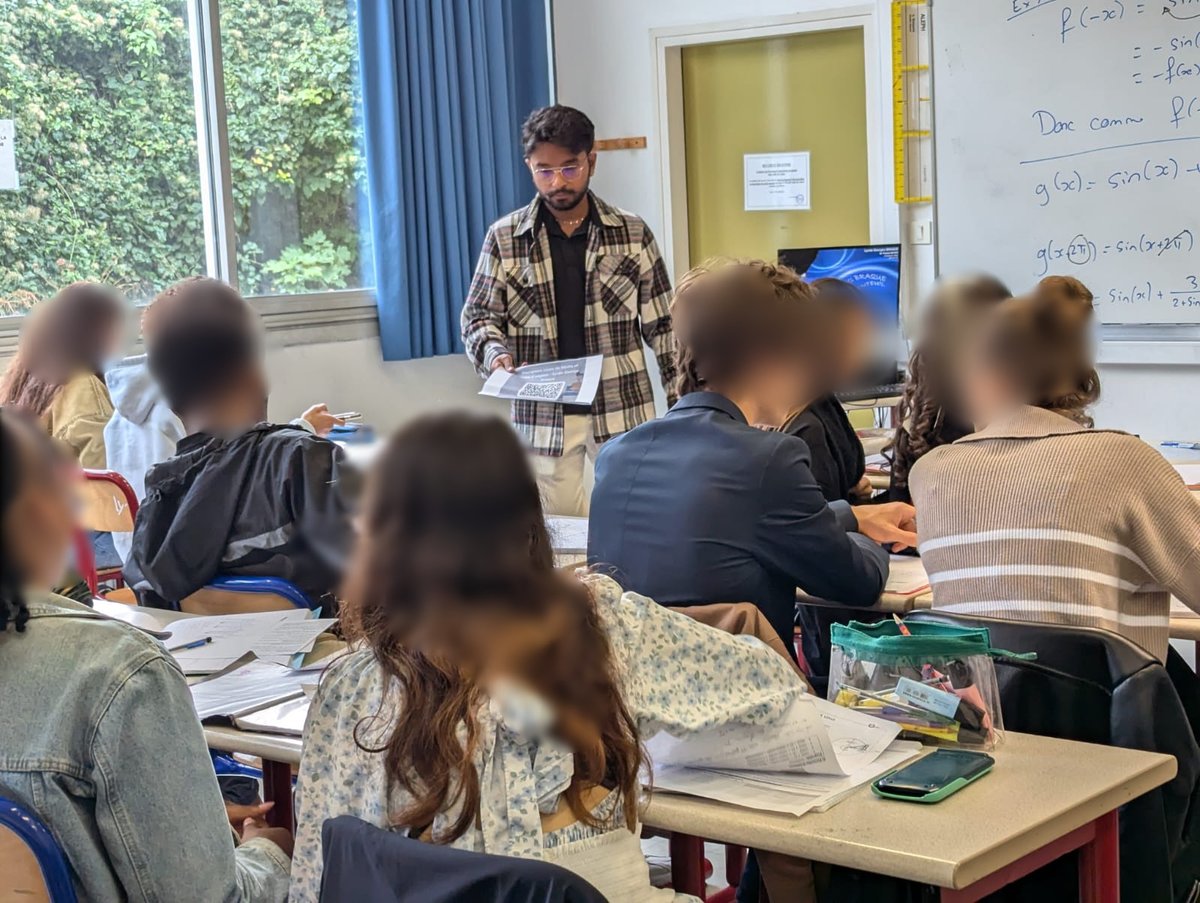 0950666h's tweet photo. Lundi 23 septembre, Mme Marcuzzo (CPE) et M. BOYER (professeur de maths) ont été heureux d’accueillir, M. THURAIAPPAH, collaborateur @DeloitteFrance, venu présenter aux Tle Spé maths les cours de soutien gratuits proposés  tous les samedis matins par des collaborateurs Deloitte. https://t.co/HuUluHxkRg