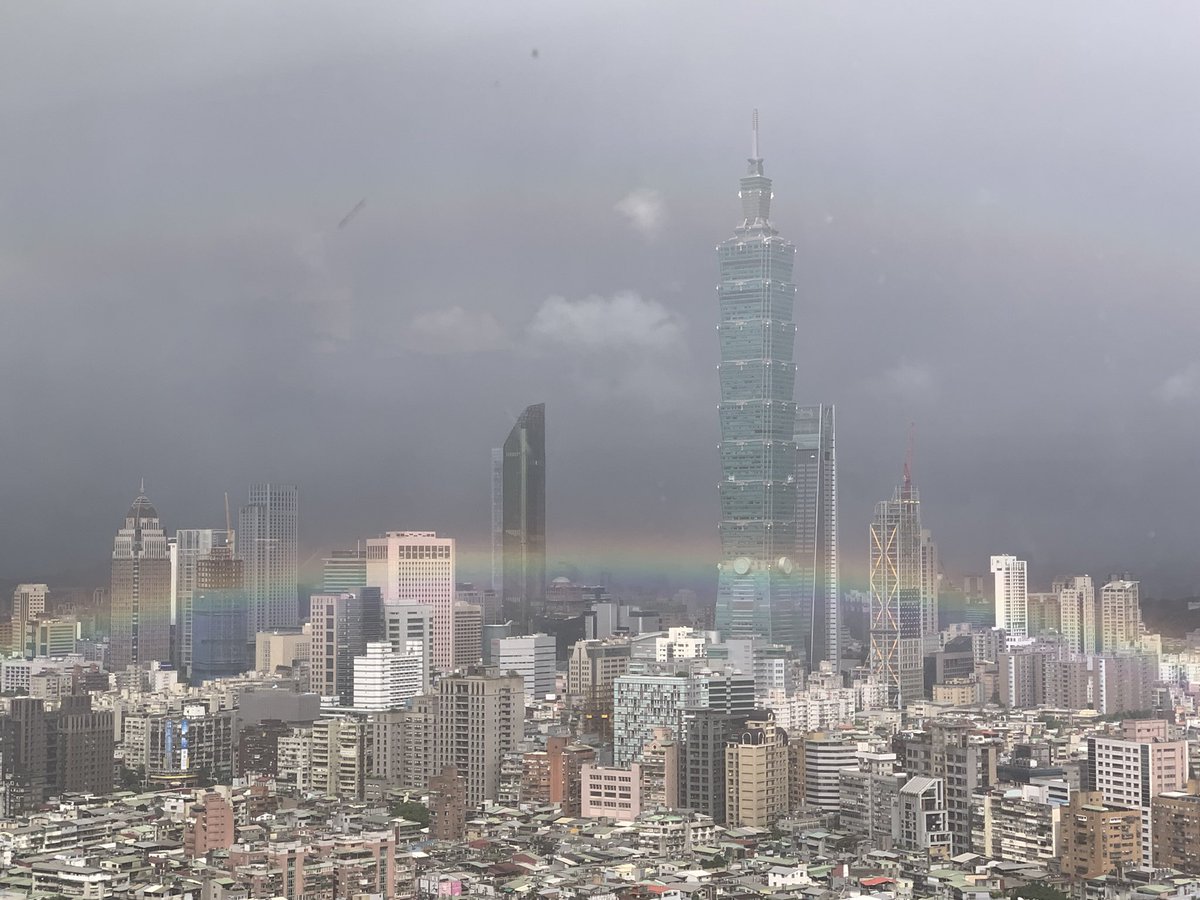 ctsho0419's tweet photo. 窗外午後雨前的一抹彩虹🌈 https://t.co/xehoGoj0ng
