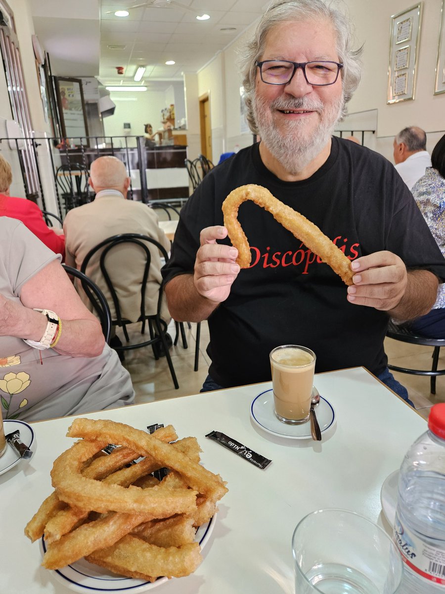 Churrópolis. En Yecla los churros de 'El nido' son imbatibles. No son churros, a los que llaman 'churricos', sino que se parecen más a las porras. Son híbridos entre la porra madrileña y el tejeringo granadino. Están fenomenales.