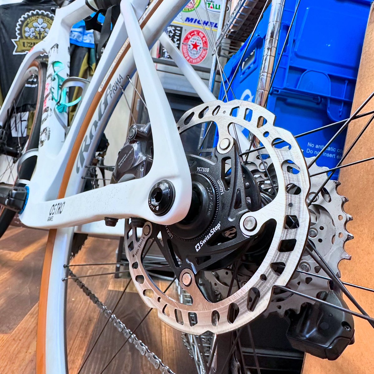 u2bikes's tweet photo. SWISSSTOP/CATALYST RACE ROTOR🇨🇭
ブレーキ専門、信頼のシマノ純正と比べても
ひと目でわかる高耐久、そして確かな制動力
極め付けは他車との差別化特別感
カッコいい😎
#U2BIKES #SWISSSTOP
#ロードバイク #ディスクローター
#めっちゃ長持ち
#FACTORBIKES #RolfPRIMA https://t.co/Zl0DYPoxi8
