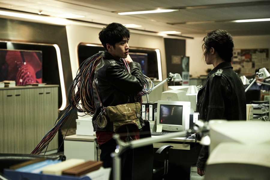 Domingo en Sitges: Tributo a los 90 con tres adolescentes que viajan al futuro con un estornudo y Sebastian Stan obnubilado por el rostro de Adam Pearson. 
territoriomcguffin.com/sitges-2024-de…