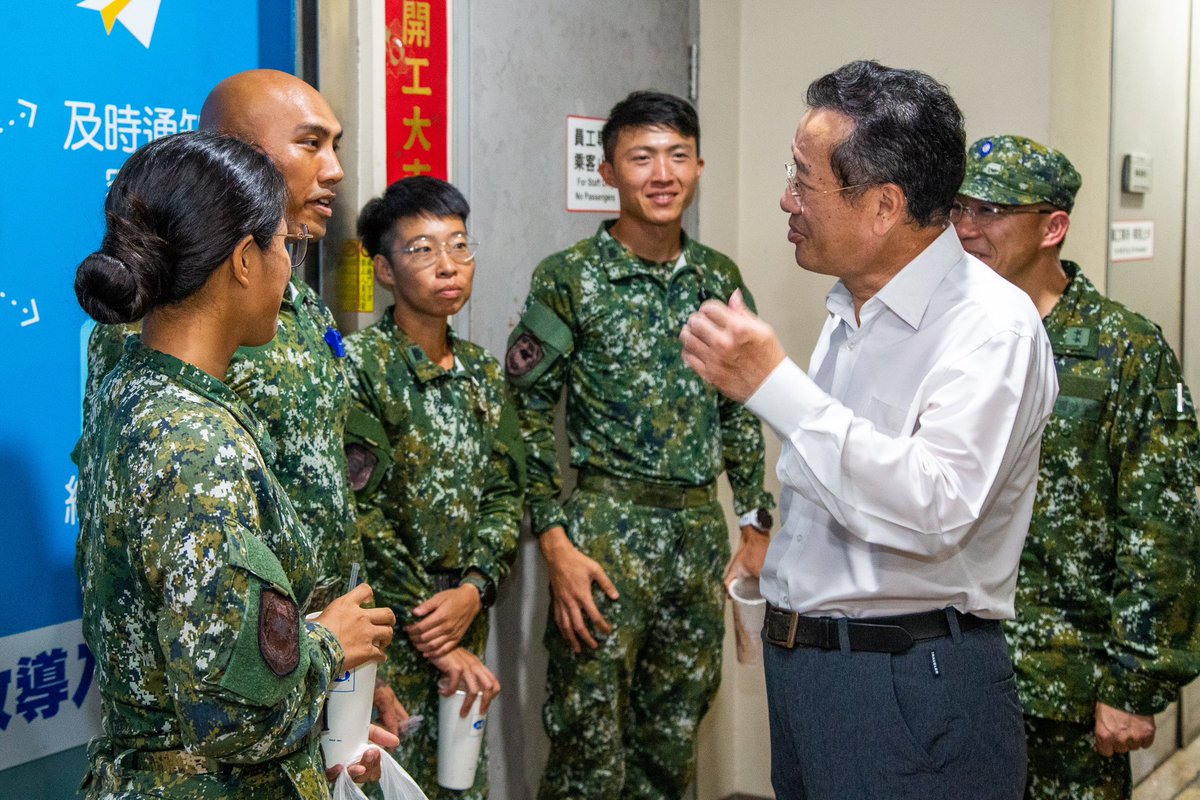 mna_roc's tweet photo. 颱風 #山陀兒 重創南部地區，國軍官兵第一時間投入預防性疏散、撤離；更於災後立即投入兵力，協助地方政府復原。 #國防部長顧立雄 日前南下高雄、屏東地區，關心作業進度，同時慰勉官兵辛勞，感謝大家的努力與付出，為守護家園盡心力。

#中華民國 #中華民國陸軍 #臺灣 #ROCArmy #ROCMC #ROC #Military #Taiwan🇹🇼