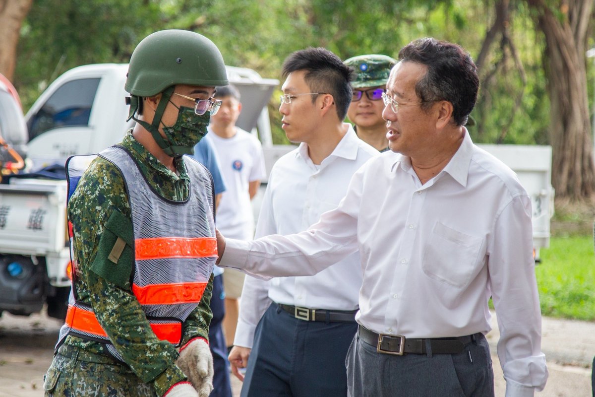 mna_roc's tweet photo. 颱風 #山陀兒 重創南部地區，國軍官兵第一時間投入預防性疏散、撤離；更於災後立即投入兵力，協助地方政府復原。 #國防部長顧立雄 日前南下高雄、屏東地區，關心作業進度，同時慰勉官兵辛勞，感謝大家的努力與付出，為守護家園盡心力。

#中華民國 #中華民國陸軍 #臺灣 #ROCArmy #ROCMC #ROC #Military #Taiwan🇹🇼