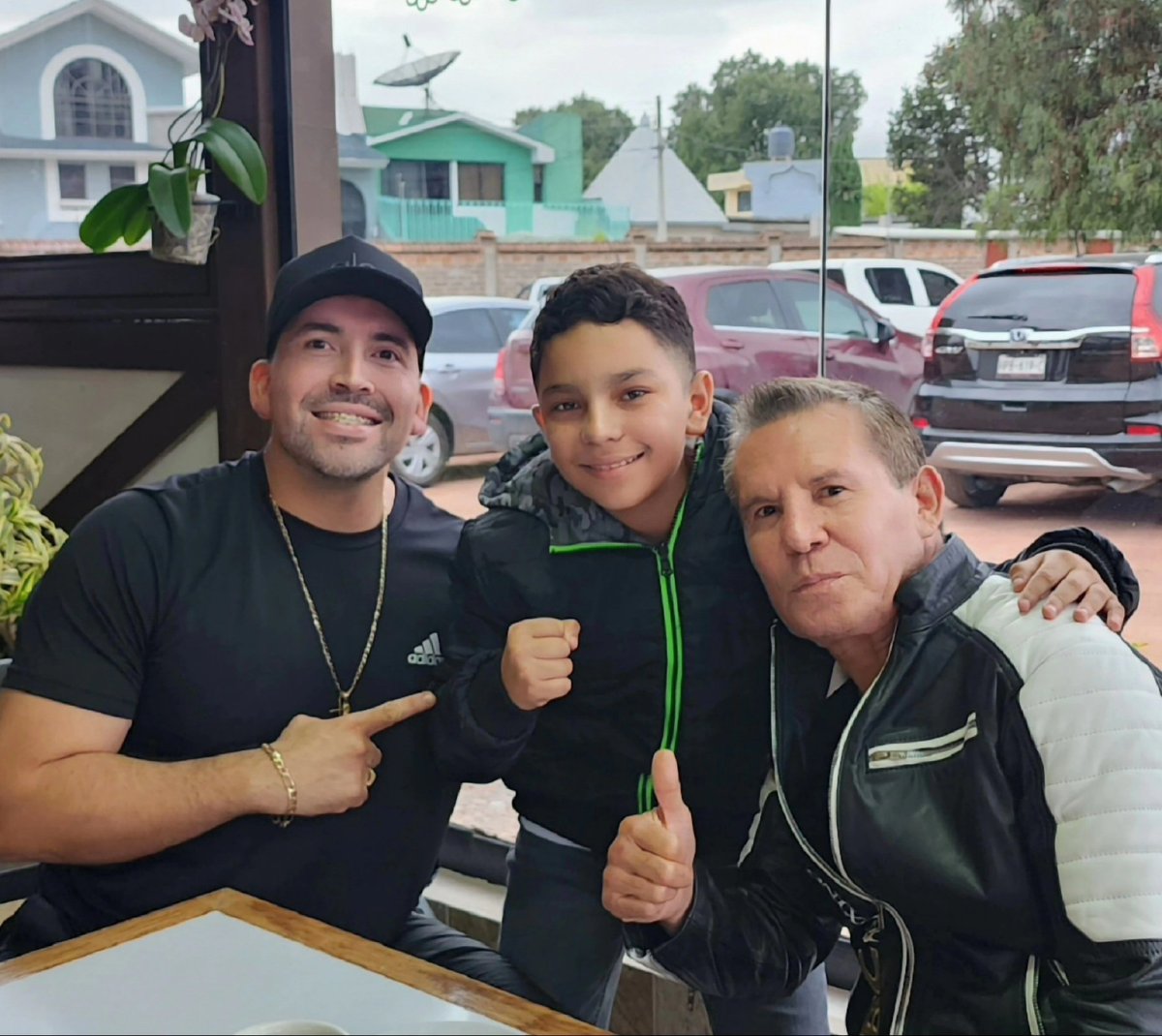 Un momento agradable con mi amigo <a href="/Jcchavez115/">Julio César Chávez</a> y con quien continuará el legado del gran campeón mexicano David "Mini JC" Aguirre 🇲🇽✍️👑