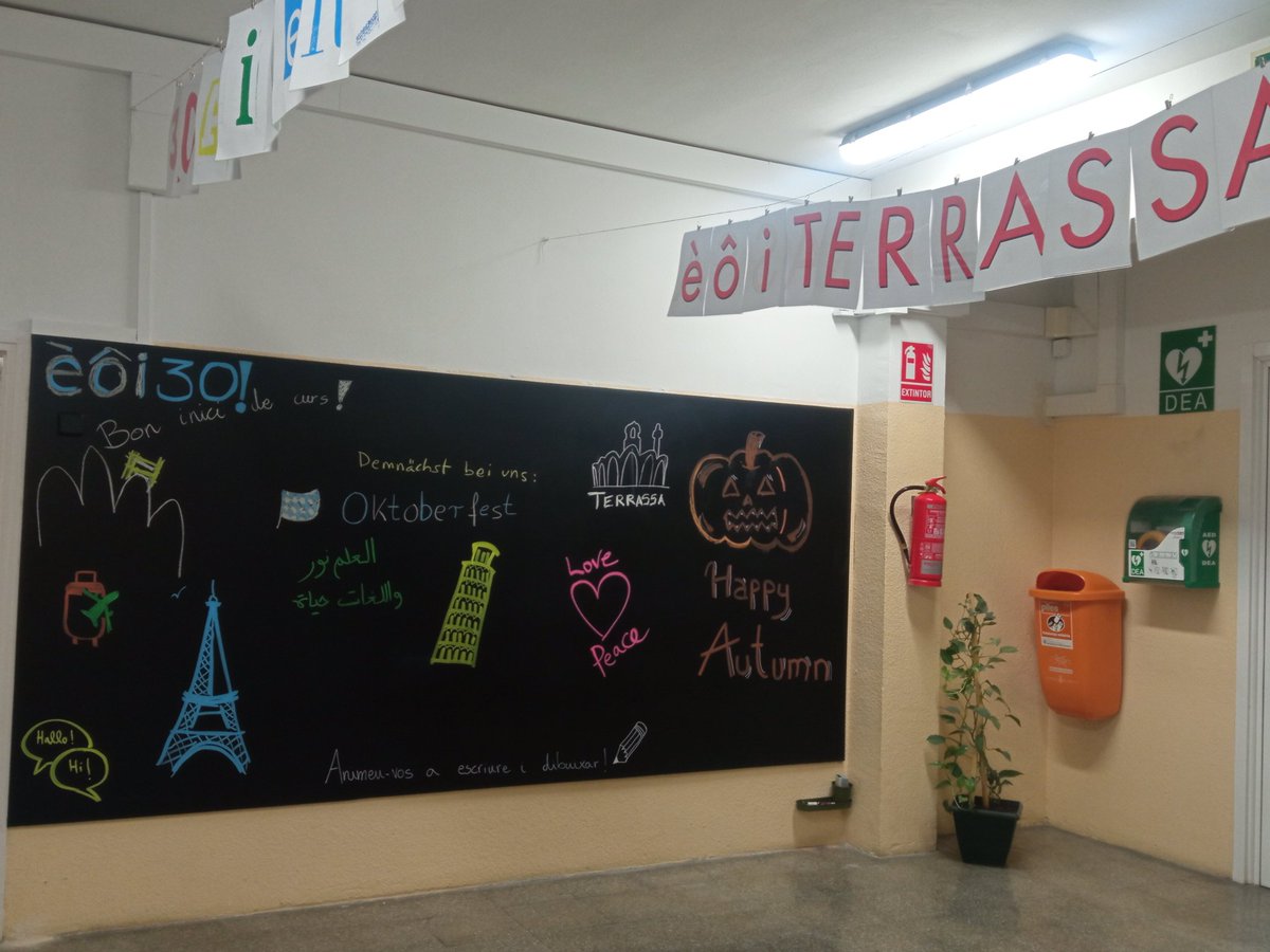 El personal del centre hem estrenat la pissarra del vestíbul d'entrada, ara toca a l'alumnat escriure-hi i dibuixar-hi alguna cosa! Aniveu-vos!