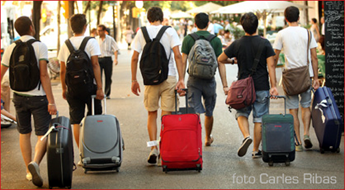 JRCR_1949's tweet photo. Recibimos jóvenes ilegales sin formación con los brazos abiertos
mientras más de 100.000 jóvenes españoles con estudios se ven obligados a emigrar cada año
¡Qué coño estamos haciendo! https://t.co/8Xey8XP9cs