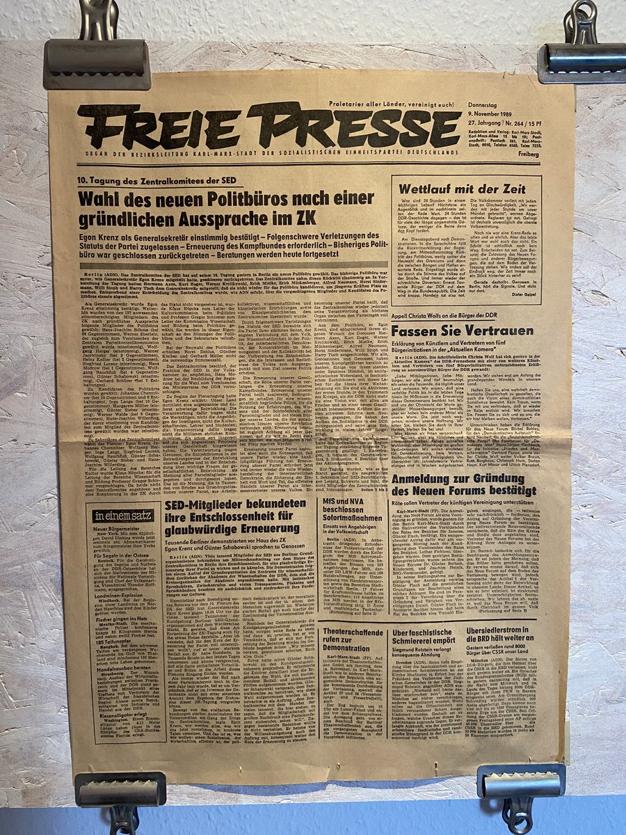 Heute vor 75 Jahren wurde die #DDR gegründet. Und das ist die Zeitungsausgabe vom Tag ihres Untergangs. 9. November 1989. Mein Opa hat sie damals aufbewahrt und sie hängt als Museumsstück bei uns im Flur. Und da sollte die DDR auch bleiben: im Museum.