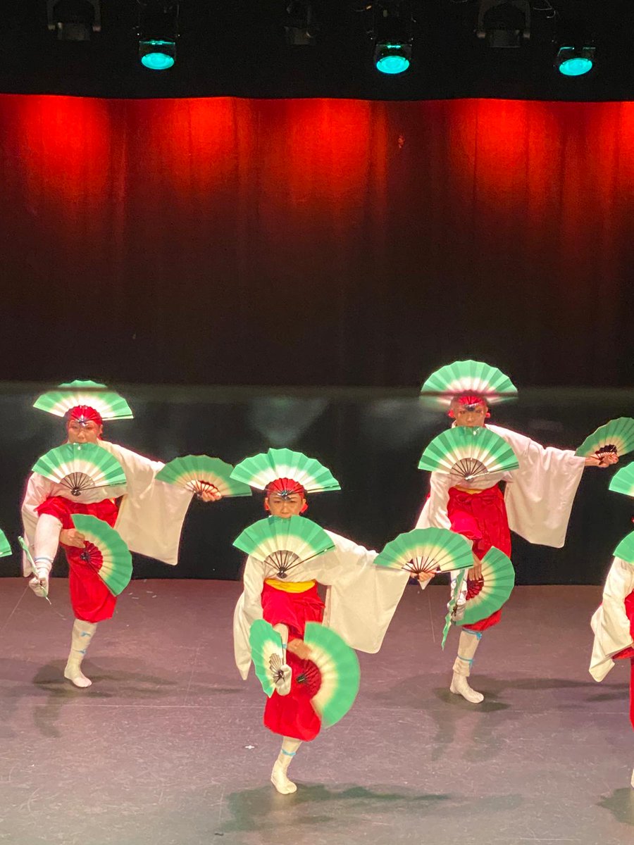 I recently went for a performance at the Sheen Center where we saw nearly 15 types of japanese folk dances! Here's one drawing of one dance! 🪭