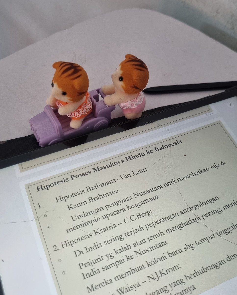 daisy and misty are joining indonesian culture class ^__^