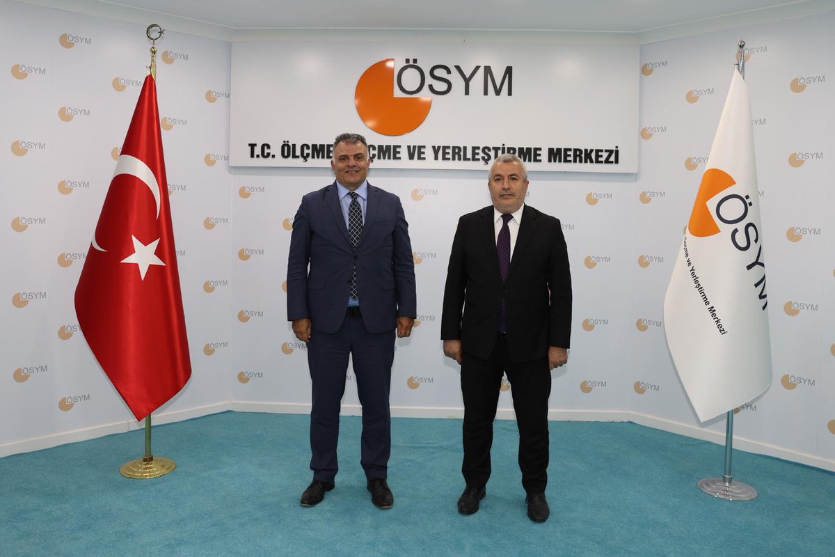 mebodsgm's tweet photo. 🔊🔊🔊
Genel Müdür Kemal Bülbül ÖSYM Başkanı Prof. Dr. Bayram Ali Ersoy'u makamında ziyaret etti.

Ziyarette 2025 yılında yapılacak olan Yükseköğretim Kurumları Sınavı'na (YKS) yönelik hazırlık çalışmaları istişare edildi.

Sevgili Gençler,
Sınavda yer alacak sorular;
✅müfredatta yer alan konu, kazanım, etkinlik ve becerileri kapsayacak,
✅ders kitaplarının içeriğine uygun olarak hazırlanacaktır.

❗Sınava yönelik hazırlık çalışmalarınızda birincil kaynağınız *ders kitapları* olmalıdır.