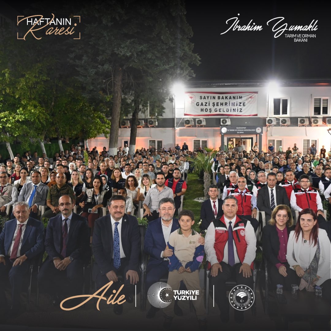 ibrahimyumakli's tweet photo. 📸 Haftanın Fotoğraf Karesi

👤Her ilde insanın yükünü hafifleten bir ailesinin olması çok güzel. Hepinizin yeri benim için çok kıymetli.

🦸🏻Bazı kahramanlar pelerin takmaz. Siz de tarımın, ormanın ve suyun isimsiz kahramanlarısınız.

İyi ki varsınız @TCTarim 👏🏻

📍Gaziantep https://t.co/DnR7X7HnQF