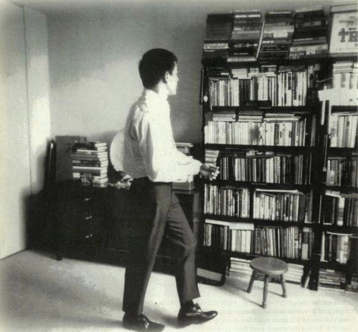 brucelee's tweet image. Bruce and his library 📚