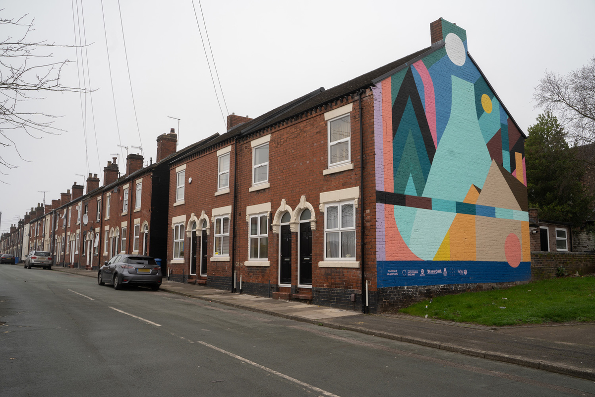 What is a mural?

Here's a quick start guide to the art form for #MuralMonday 👉 artuk.org/discover/stori…

'Bottle Ovens on End of a House in Middleport' by We are Culla and Florence Blanchard © the copyright holders. 📷 Julian Tubbs / Art UK