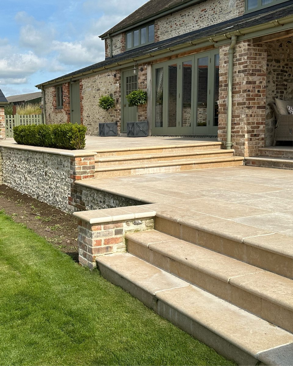 TheBeswickStone's tweet photo. We’re blown away by client Jamie’s masterful use of Dijon/Regent External Tumbled Limestone. The sandy tones of the flagstones mix perfectly with the green accents of the Devon home, perfected with a non-slip finish.

https://t.co/DuWTLLnmU4 https://t.co/dkGaV3ykXS