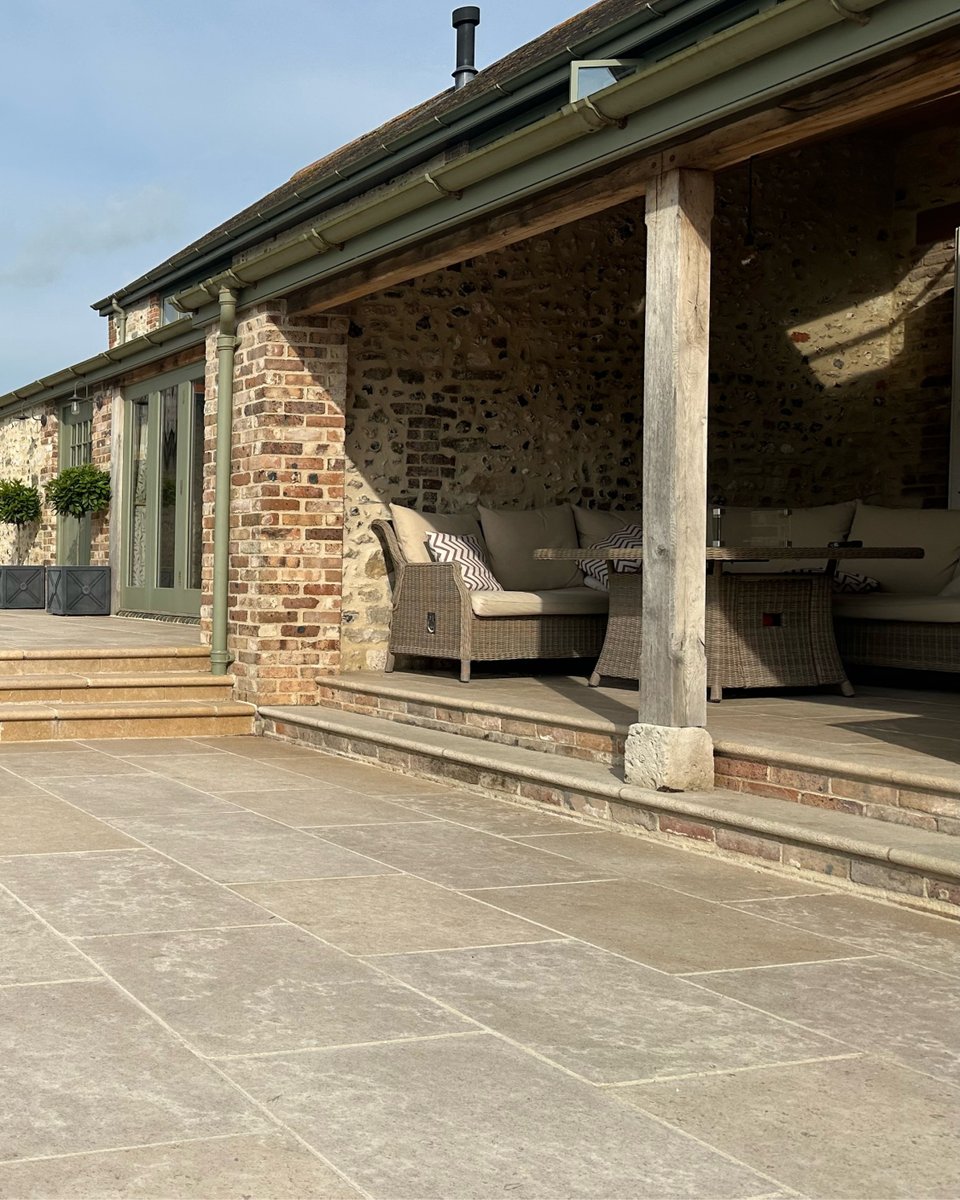 TheBeswickStone's tweet photo. We’re blown away by client Jamie’s masterful use of Dijon/Regent External Tumbled Limestone. The sandy tones of the flagstones mix perfectly with the green accents of the Devon home, perfected with a non-slip finish.

https://t.co/DuWTLLnmU4 https://t.co/dkGaV3ykXS
