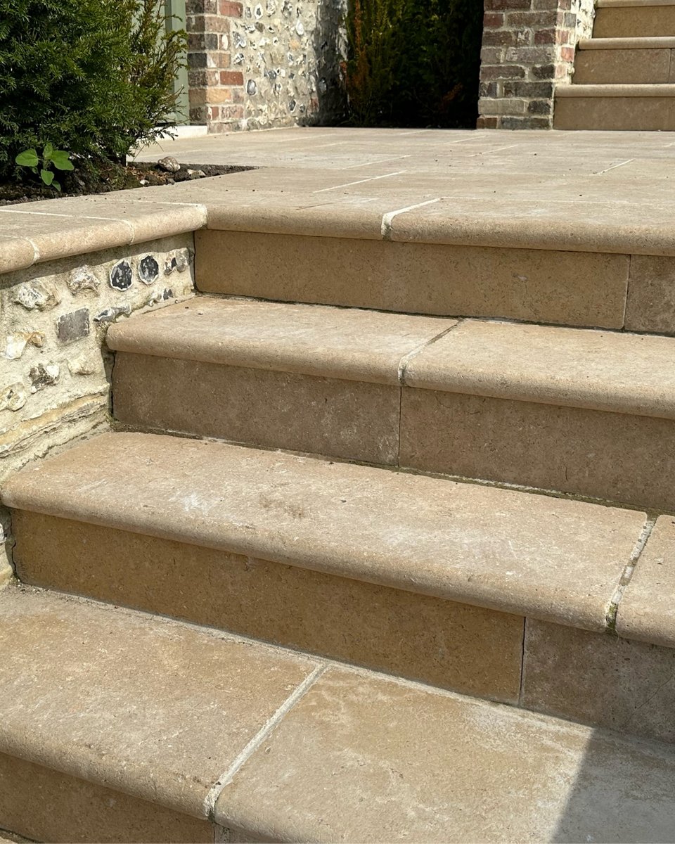 TheBeswickStone's tweet photo. We’re blown away by client Jamie’s masterful use of Dijon/Regent External Tumbled Limestone. The sandy tones of the flagstones mix perfectly with the green accents of the Devon home, perfected with a non-slip finish.

https://t.co/DuWTLLnmU4 https://t.co/dkGaV3ykXS