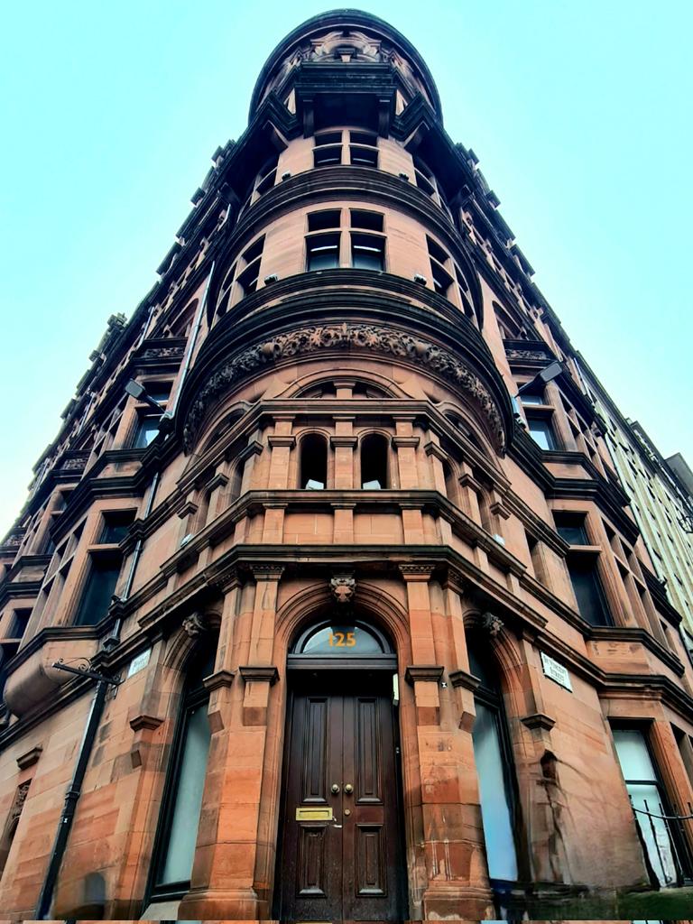 is_glasgow's tweet photo. The wondeful corner tower of the Norwich Union Chambers on Saint Vincent Street in Glasgow.
Cont./
#glasgow #architecture #glasgowbuildings #cornertower #stvincentstreet #buildingphotography
#architecturephotography https://t.co/53EwrpUTCE