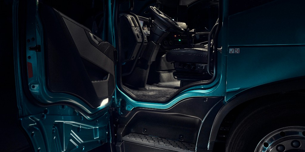 VolvoTrucks_de's tweet photo. Der Volvo FM Low Entry: perfekt für effiziente Stadtlogistik. Außen kompakt und wendig, innen komfortabel und ergonomisch - ideal für den Alltag auf belebten Straßen. 🚛✨

#volvotrucks #volvotrucksdeutschland #fmlowentry #electrictrucksinreality https://t.co/VFiAkZpGho