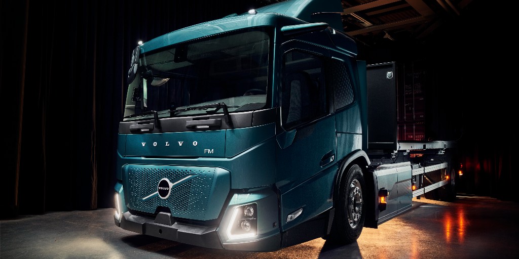 VolvoTrucks_de's tweet photo. Der Volvo FM Low Entry: perfekt für effiziente Stadtlogistik. Außen kompakt und wendig, innen komfortabel und ergonomisch - ideal für den Alltag auf belebten Straßen. 🚛✨

#volvotrucks #volvotrucksdeutschland #fmlowentry #electrictrucksinreality https://t.co/VFiAkZpGho