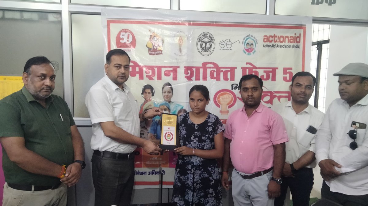 akritig31's tweet photo. @UPMahilaKalyan द्वारा अंतराष्ट्रीय बालिका दिवस के अवसर पर 10 दिवसीय समारोह के अयोजन में पांचवें दिन @DpoGonda व @ActionAidIndia टीम द्वारा गोंडा में जनपद स्तर पर रोके गए बाल विवाहों मे शामिल बालिकाओं को सम्मानित किया गया और उनके सामने आई चुनौतियों पर चर्चा परिचर्चा की गई | https://t.co/pmxWBvpFKw