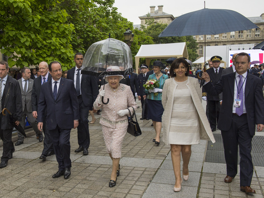 VirusWar's tweet photo. Même la Reine d'Angleterre portait elle-même son parapluie !

Les oligarques français nous ruine avec leur train de vie délirant https://t.co/T11G8PvSfM