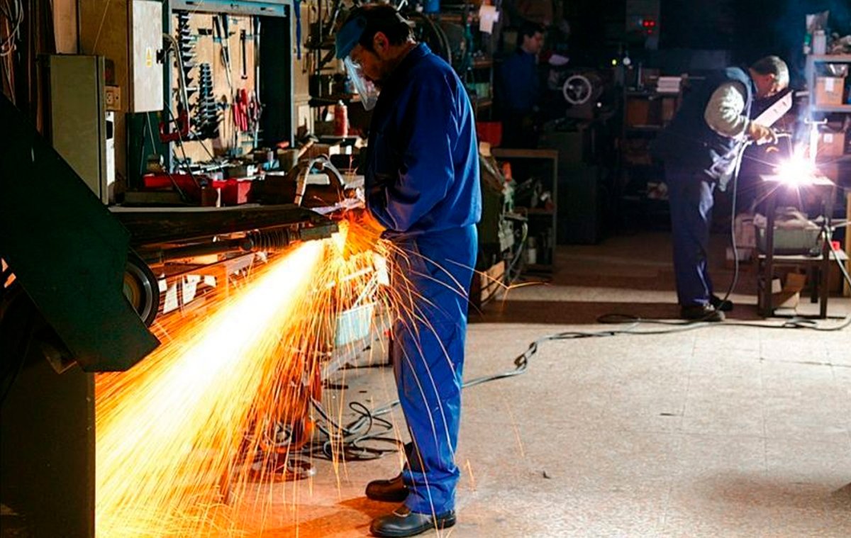 FalSeguridad's tweet photo. Equipos de Protección Individual (EPIs) esenciales para garantizar la seguridad de los trabajadores en la industria siderúrgica. ¡Desde cascos hasta calzado especializado, cada elemento juega un papel crucial en la protección diaria!

https://t.co/NsUd07veE3

#Siderurgia #EPIs https://t.co/qaVMSnBwLs